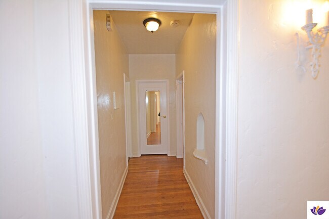 Building Photo - 5727 Carlton Way