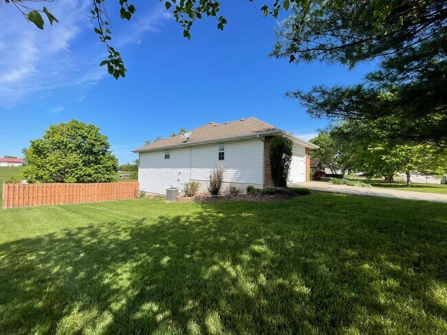 Building Photo - PRE-LEASING - Fully Furnished 6mo Short Term Rental in Ozark