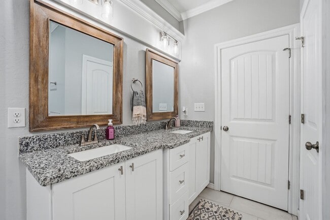 Building Photo - 4254 Mesa Dr