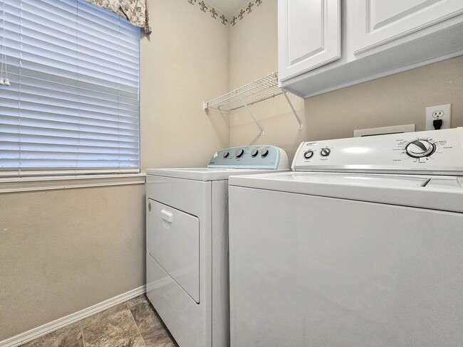 Building Photo - 2-Story modern home in Silver Firs. Large outdoor space!!!