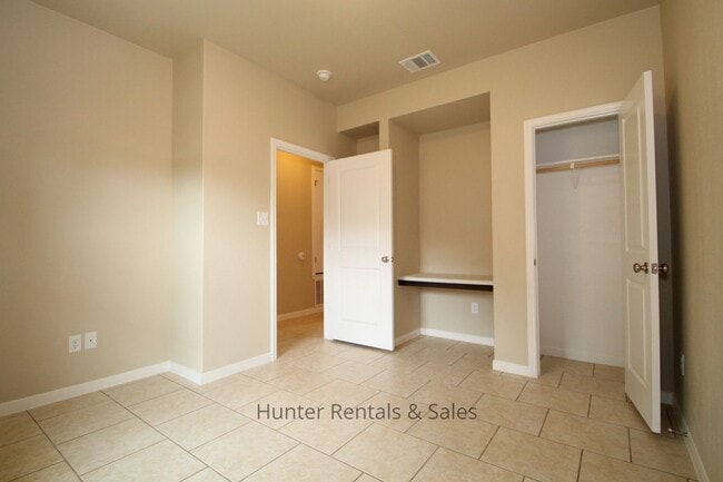 Building Photo - Loaded With Amenities!