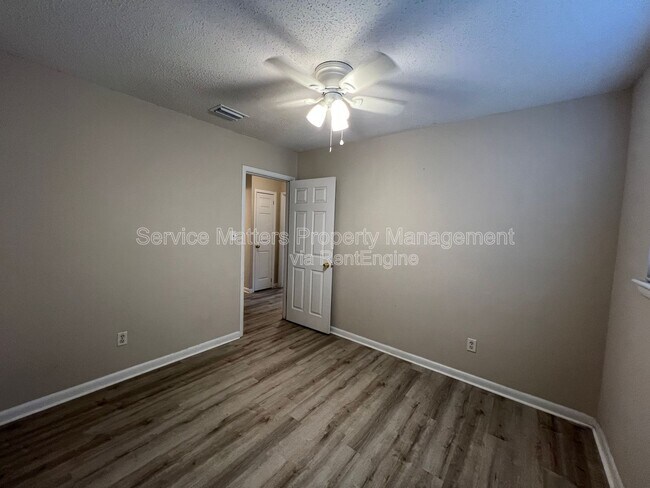 Building Photo - 303 Newcastle Dr