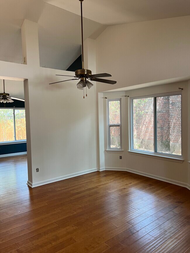 Building Photo - 1222 Circle View Ct