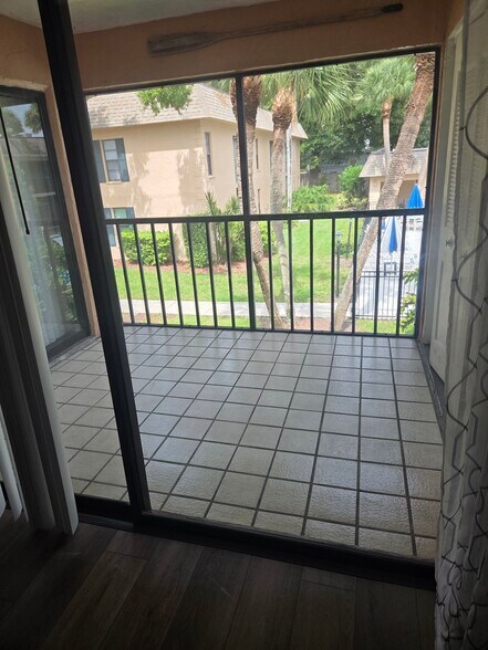Large balcony - 100 Grand Blvd