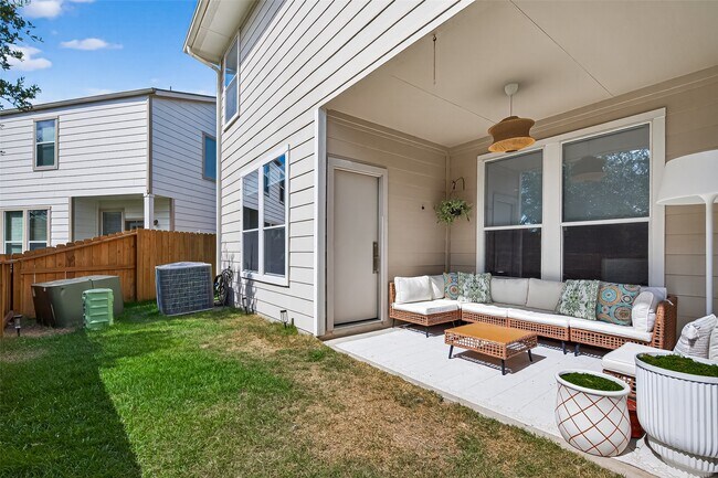 Building Photo - 10021 Hillside Bayou Dr