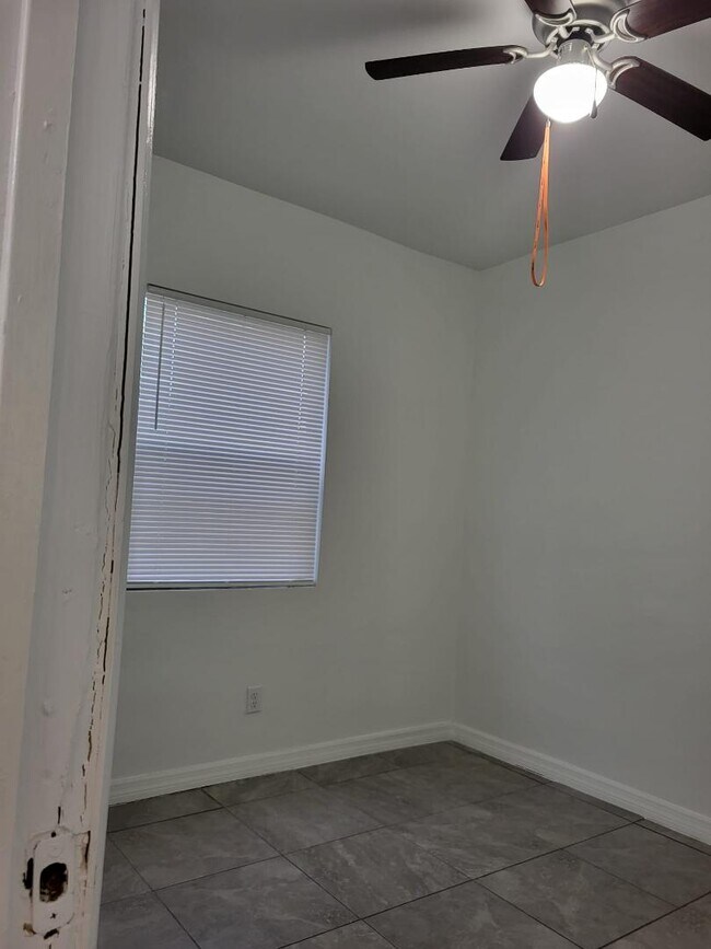 Building Photo - 1013 State St