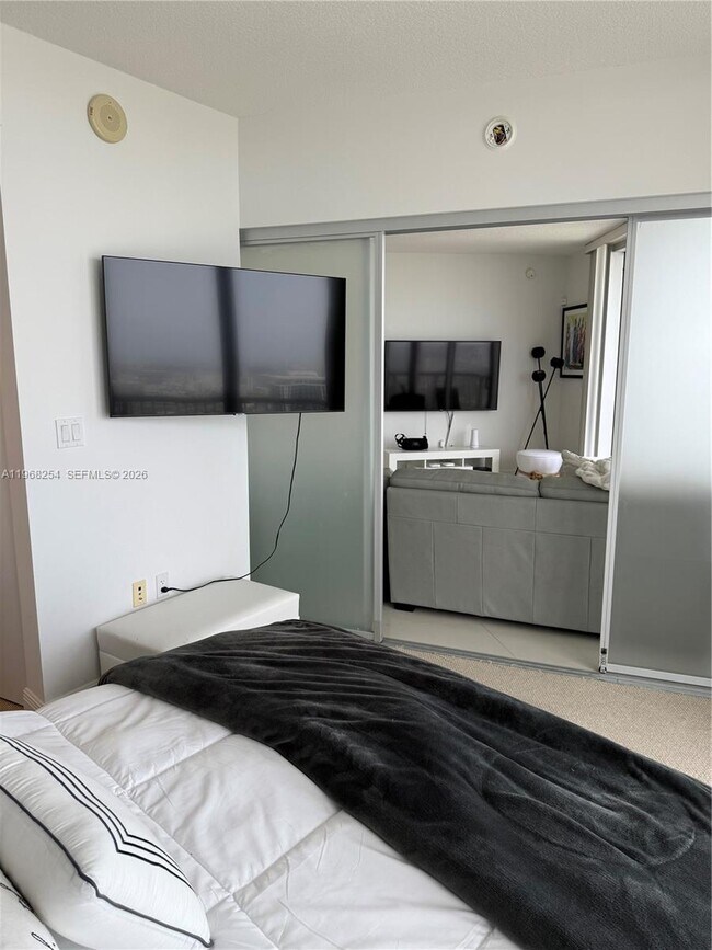 Building Photo - 1750 N Bayshore Dr