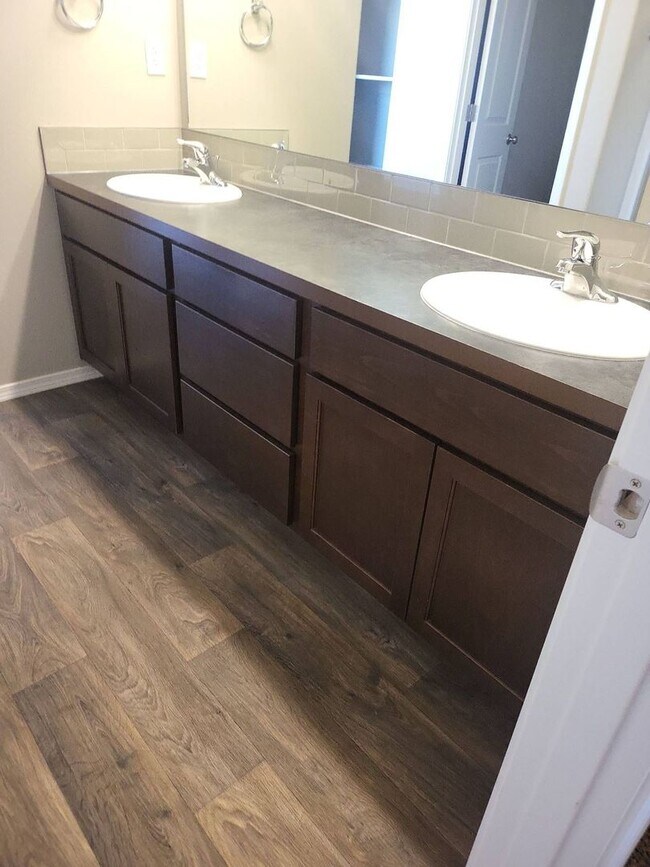 Building Photo - Beautiful 5 bedroom 3 bath home in Mae Valley area of Moses Lake