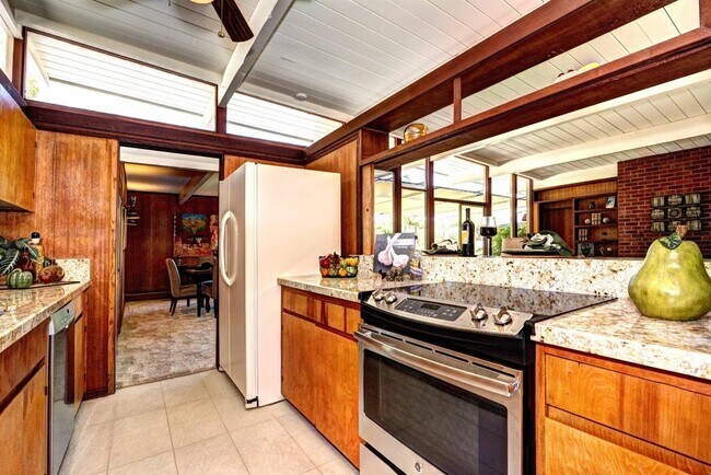 Building Photo - 727 De Soto Dr