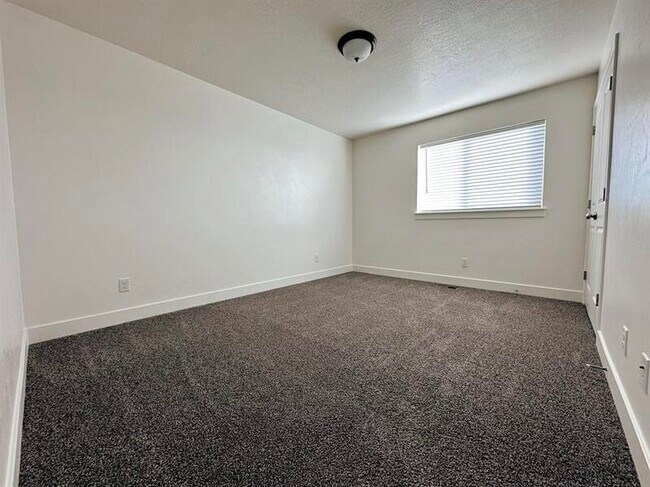 Building Photo - 225 W 950 S