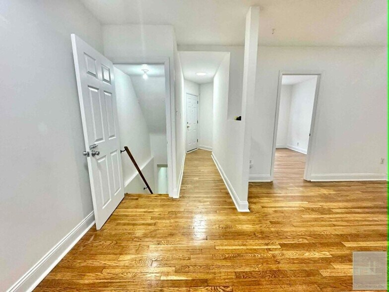 Building Photo - 32 STREET