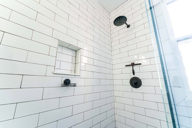 Building Photo - 557 S 6th St