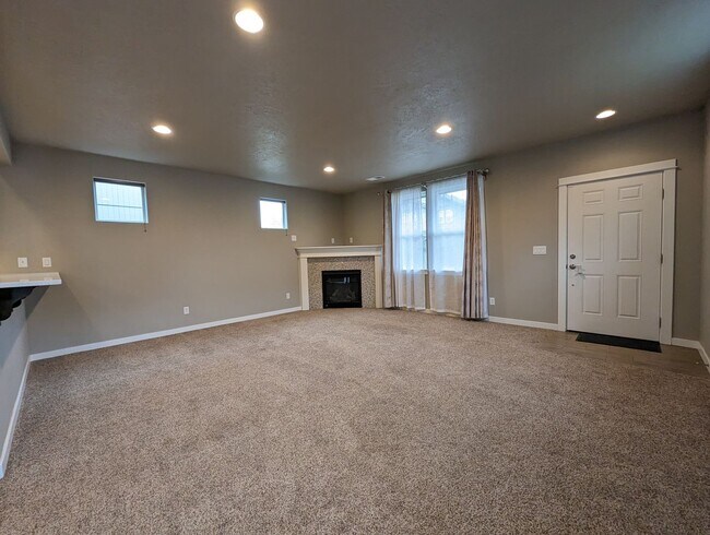 Building Photo - Gorgeous 3-Bedroom, 2.5-Bath Home on Corner Lot In Eugene!