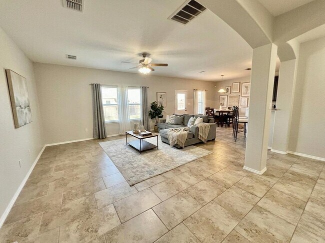 Building Photo - 11221 Sierra Gorda Dr