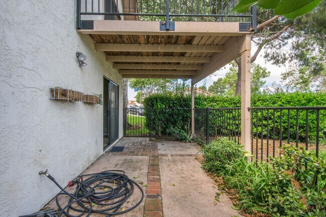 Building Photo - 3 Bedroom La Costa Home!