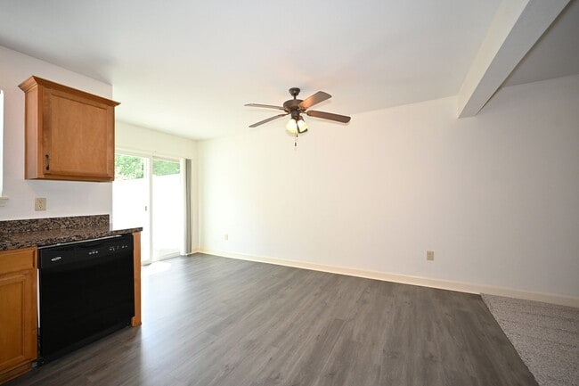 Building Photo - 2 bedroom, 2.5 baths townhouse with 1 car garage in Oak Valley Estates!