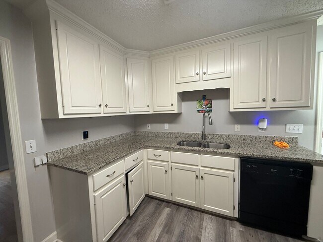 Building Photo - 4/2 Home Available Now!