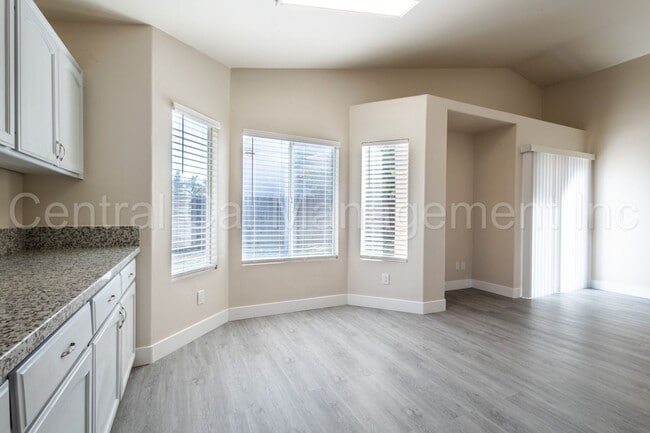 Building Photo - 3 Bedroom/2 Bath Home in the Southwest - $2295 Per Month!