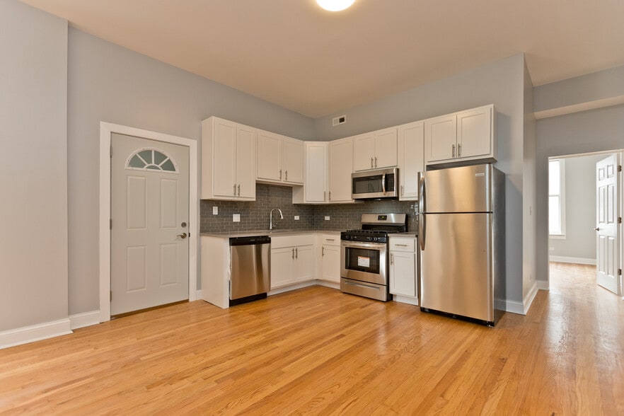 Building Photo - 3324 W Diversey Ave
