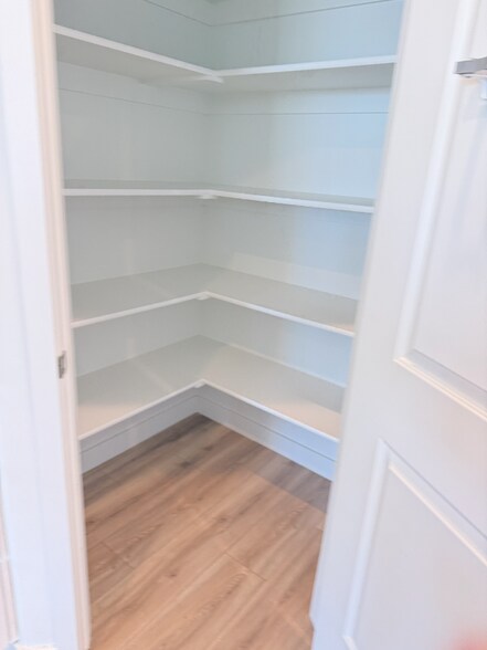 Building Photo - 548 900 W