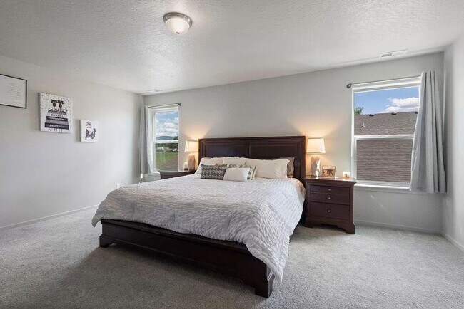Building Photo - Immaculate Newer Construction w/ Vinyl Fen...