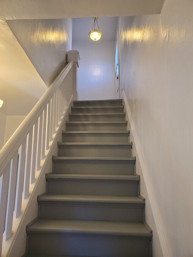 Building Photo - 610 S 8th Ave (C. Lee)