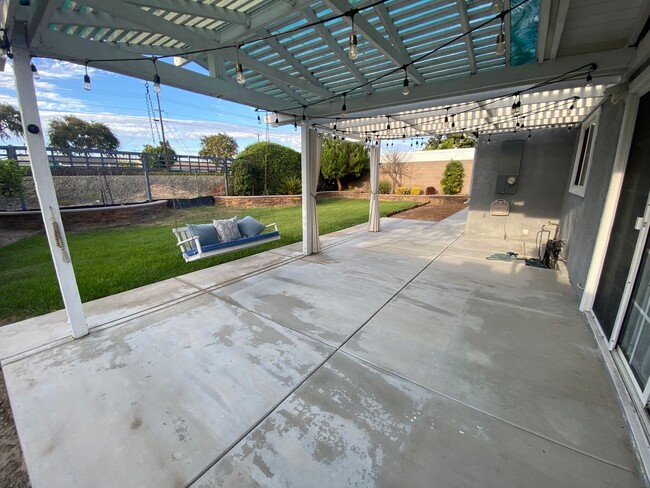 Building Photo - Updated 3 Bedroom Cypress House w/ 2 Car G...