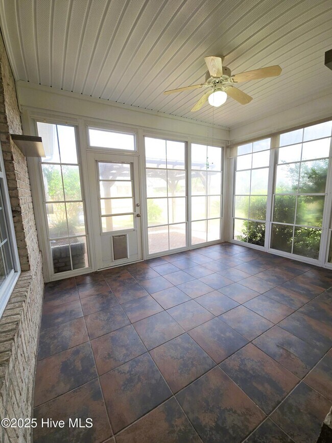 Building Photo - 1011 Ginger Lily Way