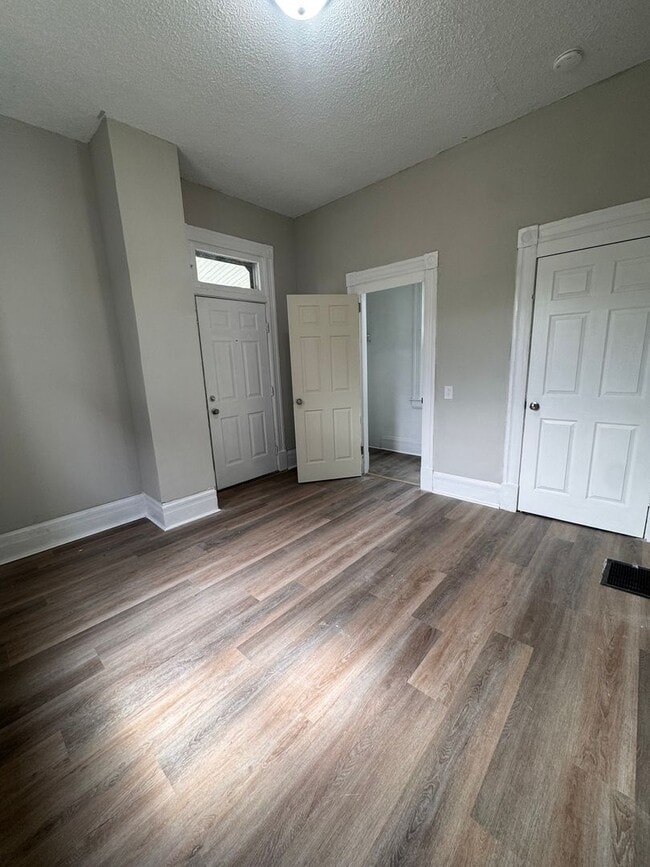 Building Photo - 821 Heaton St