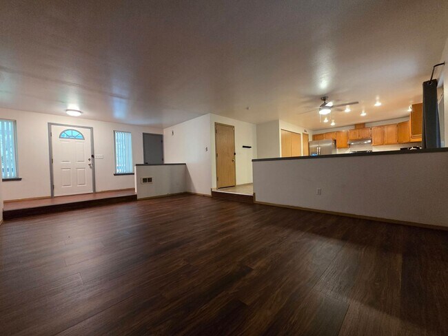 Building Photo - Charming Rambler in Gated Clearwood Community