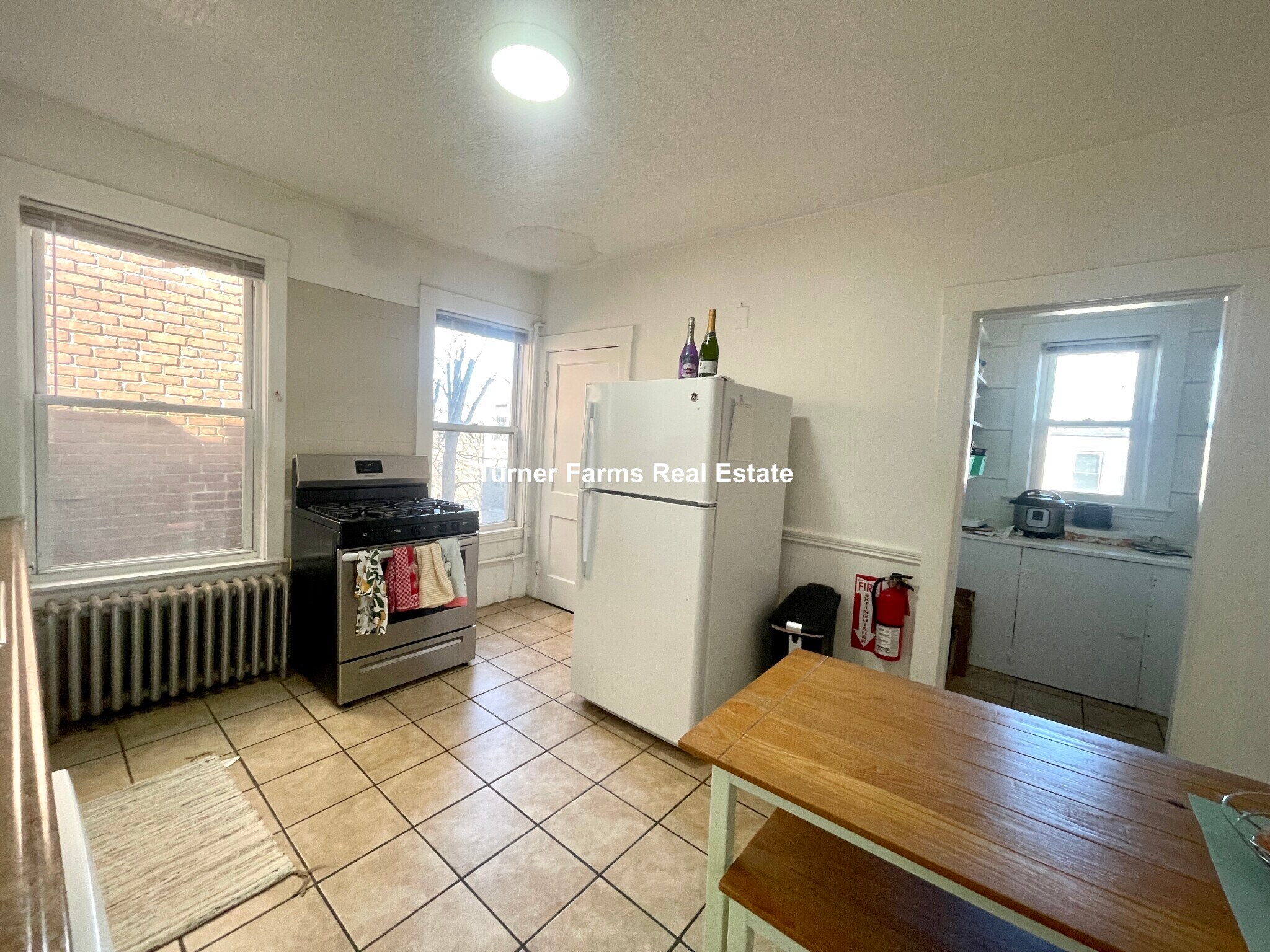 Building Photo - 162 Kelton St