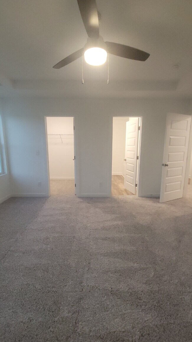 Building Photo - "Charming Newly built 3-Bed Townhouse Retreat with Granite Elegance in Prime Huntsville Location!"
