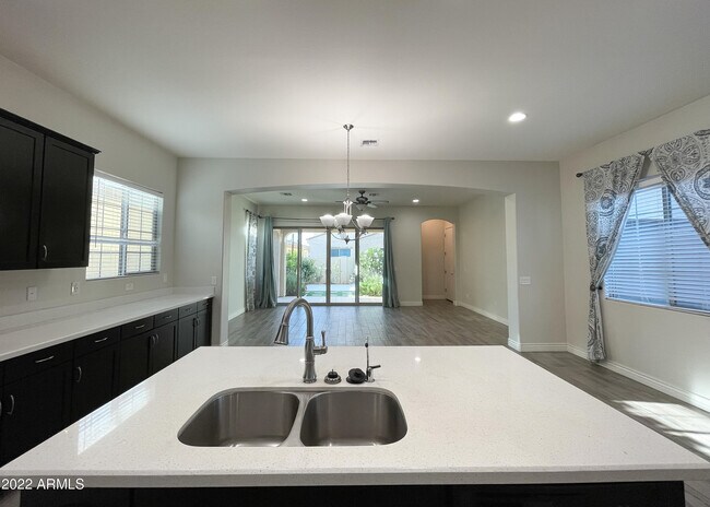 Building Photo - 2902 E Ebony Dr