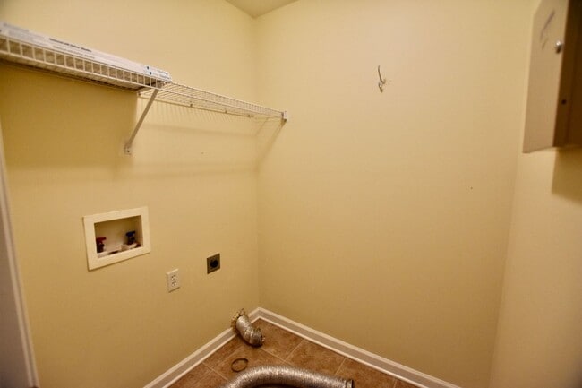 Building Photo - 3 bedroom 2.5 bath townhome