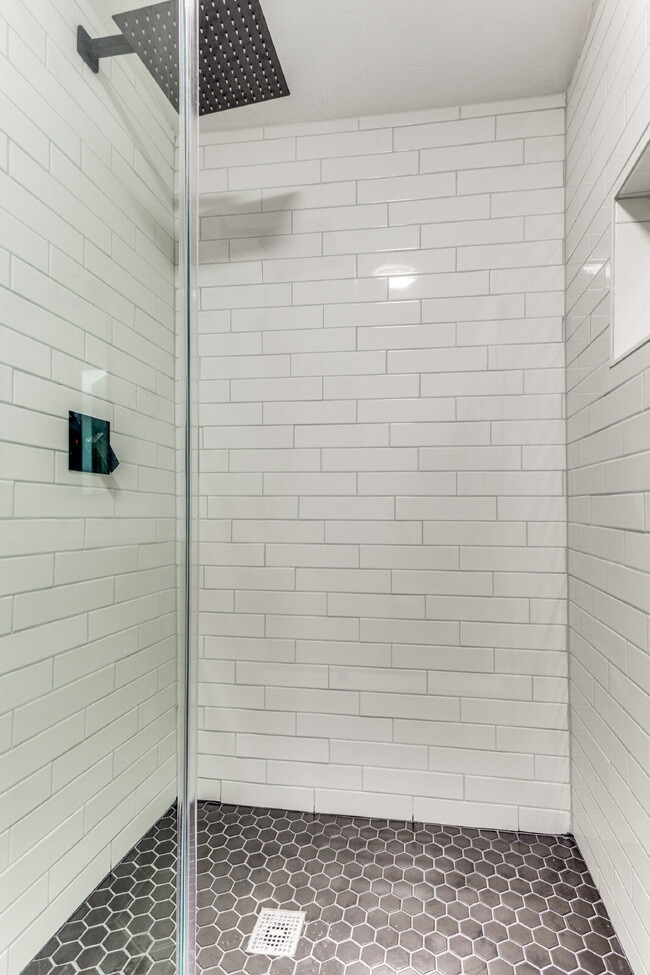 Building Photo - "Charming 3-Bedroom Home in Garland with 2 Full Baths and 1445 Sq Ft of Comfort!"