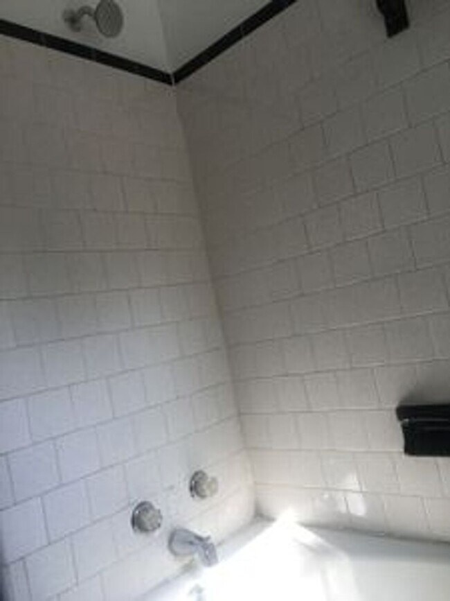 Building Photo - 3.5 bed house in Fulton Hill! Enjoy the beautiful neighborhood, central hvac, laundry, yard!