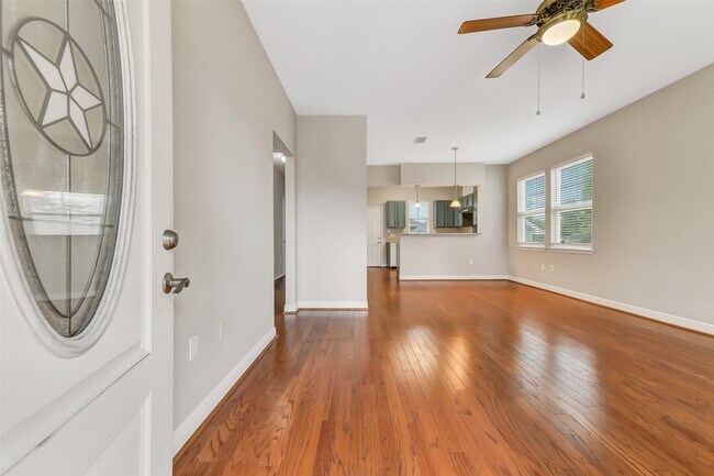 Building Photo - 4418 N Live Oaks Cir