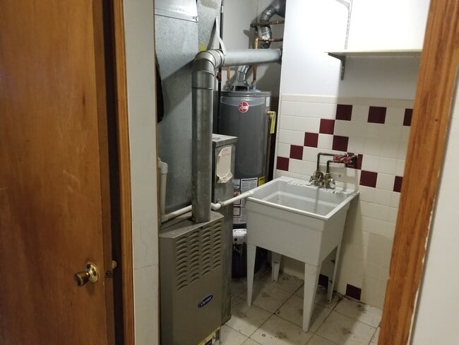 Building Photo - 547 N Ridgemoor Ave