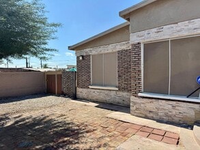 Building Photo - Centrally Located 1 Bedroom Studio Style R...