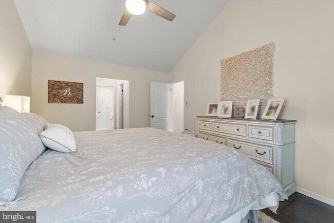 Building Photo - 221 Lookout Pl