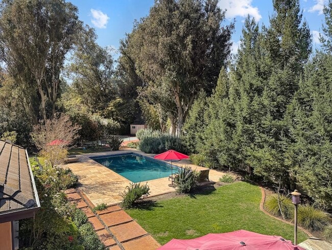 Building Photo - 1526 Hillview Dr