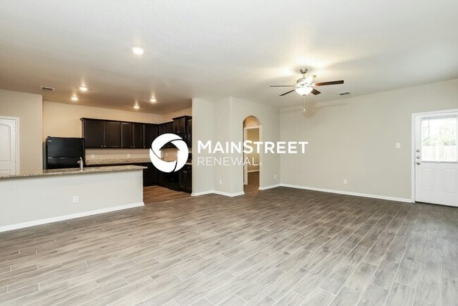 Building Photo - 5 Bedroom Pet-Friendly Home in NEW BRAUNFE...