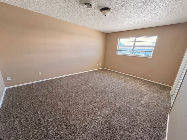 Building Photo - 519-521 East Sunset Circle