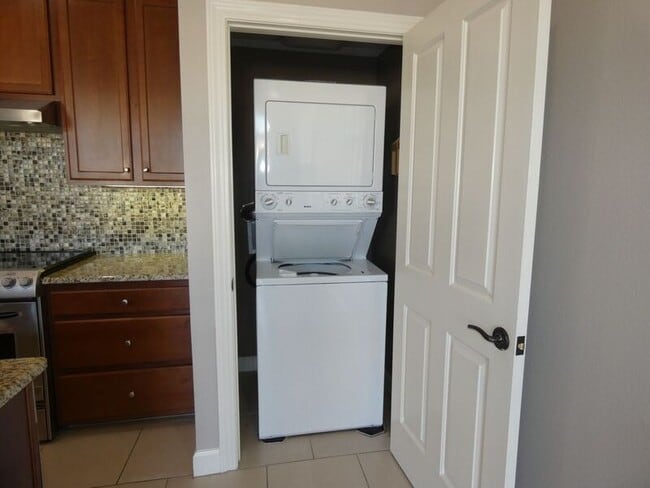 Building Photo - 415 E Romana St