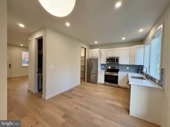 Building Photo - 635 Upland Pl