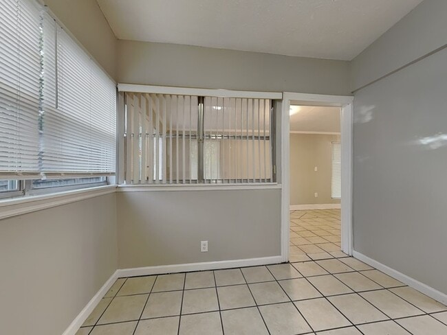 Building Photo - 6936 Clovis Rd