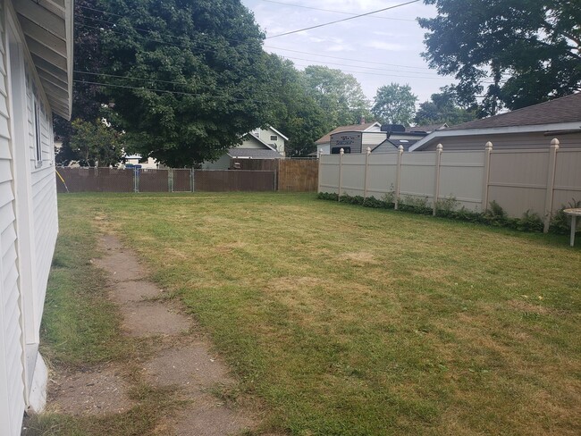 Building Photo - 2 bed 1 bath single family home in Wausau!...