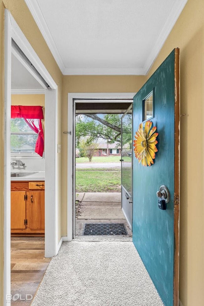 Building Photo - Check Out this 3 bed 2 bath!!