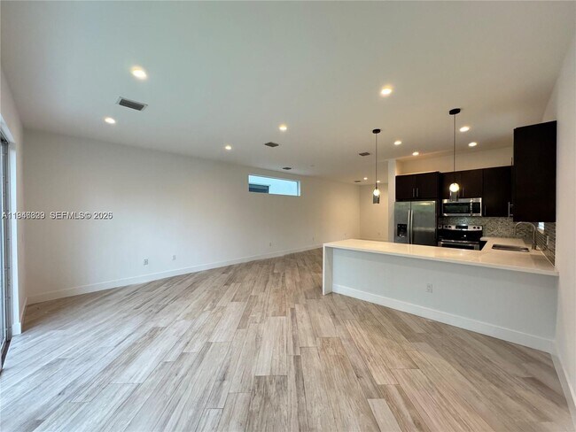 Building Photo - 2933 SW 27th Terrace