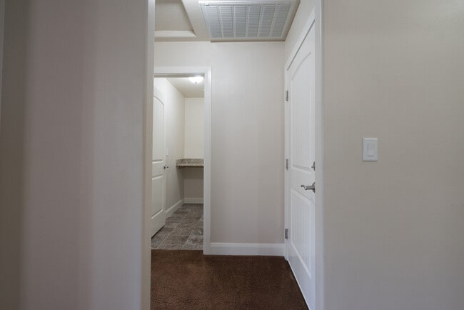 Building Photo - 3 bed 2 bath home with fully-fenced yard